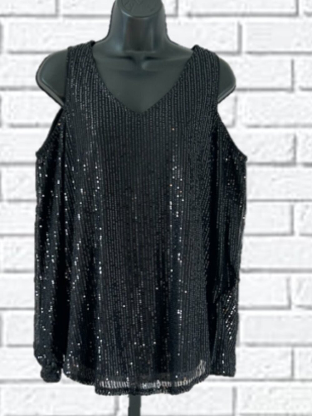 Bilike Jomex | V-Neck Cold Shoulder Shimmer Top